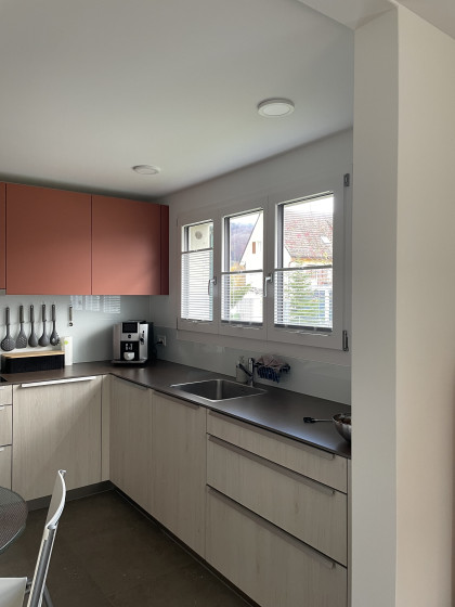 Jalousie im Fensterrahmen